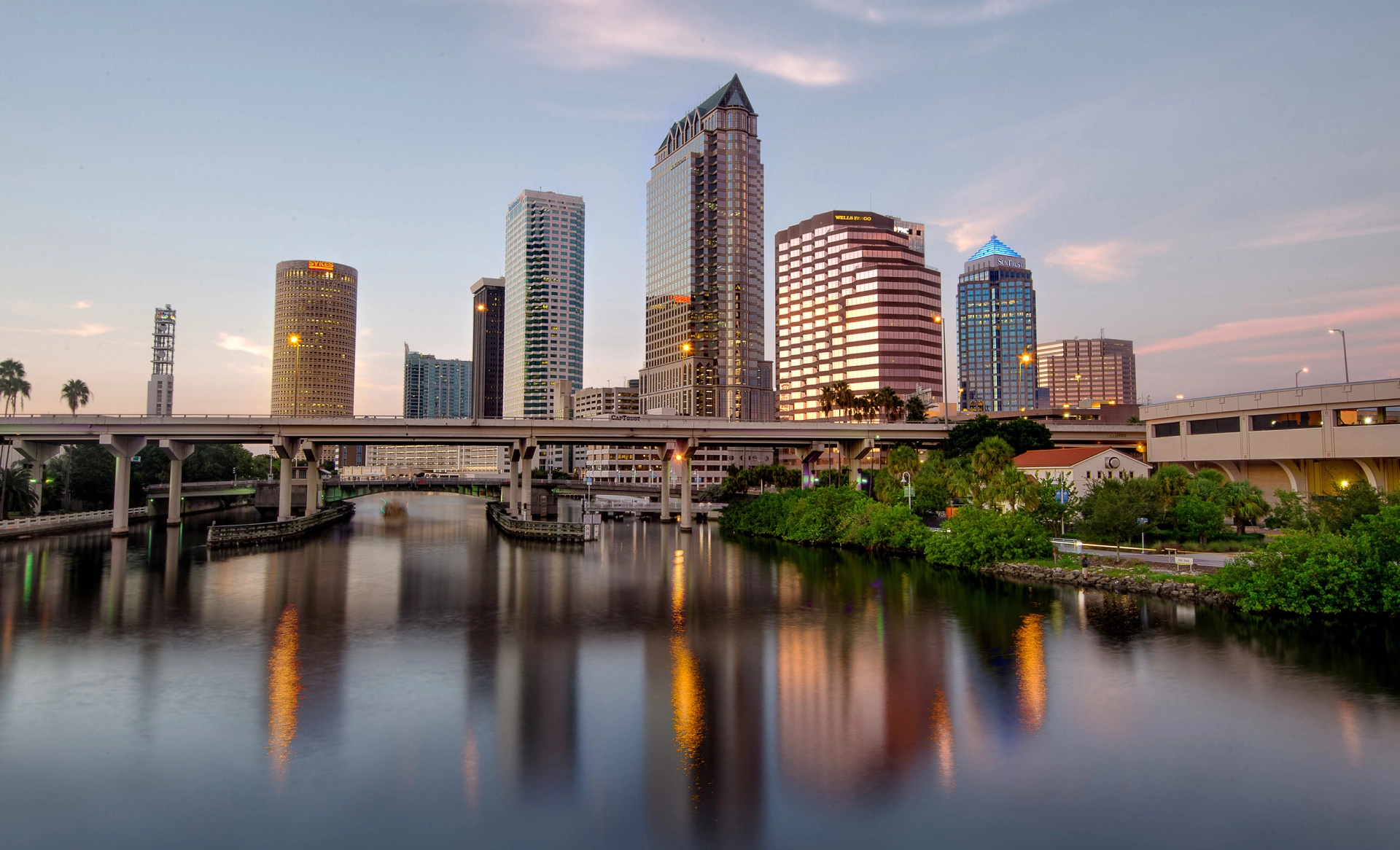 A picture of the city of Tampa at dusk